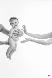 photo-studio-portrait-bebe-9mois-gers-bernede-jeu